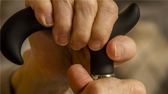 Seniorenbegleiter helfen älteren Menschen in Alltagssituationen.