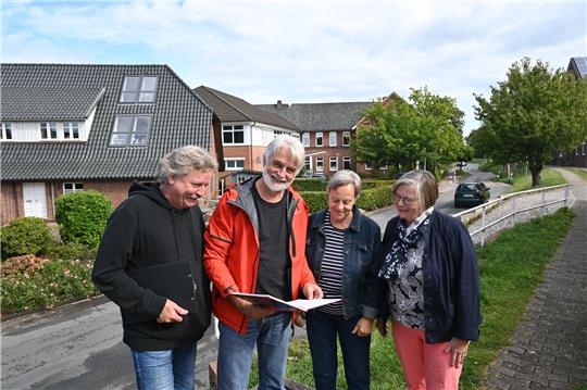 Seniorengerechtes Wohnen: Architekt Jens Wilke im Gespräch mit Gerd Grunwald, Doris Bauer und Rita Voss vor der Grundschule in Guderhandviertel (von links). Foto: Vasel
