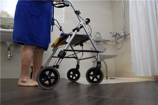 Seniorenwohnungen mit genügend Platz für das Rangieren mit Rollator werden benötigt. Foto: IG Bau