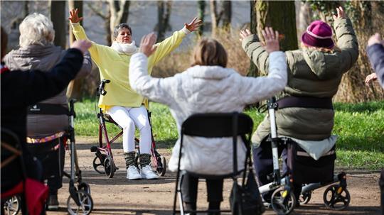 Seniorinnen - hier eine Yoga-Szene im Schlosspark Köthen - vor allem in Ostdeutschland profitieren vielfach von der Grundrente. (Archivfoto)