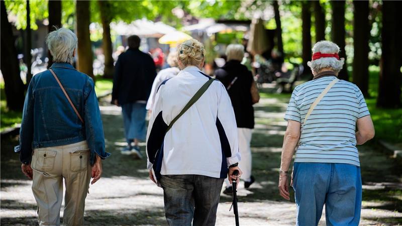 Seniorinnen und Senioren erhalten höhere Bezüge. (Symbolbild)