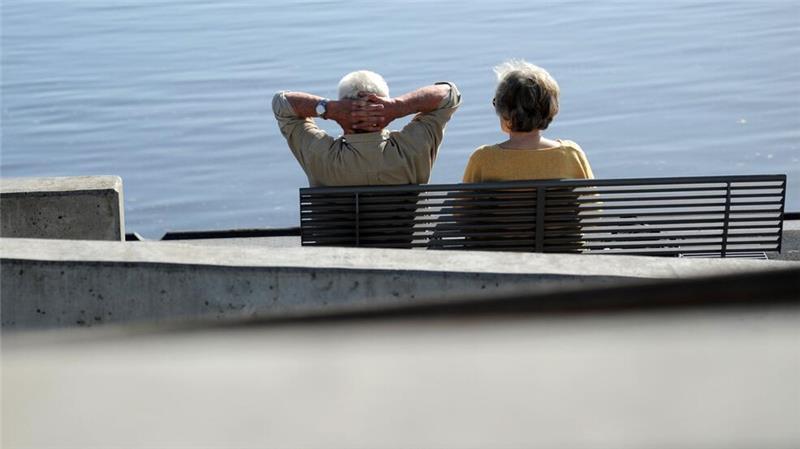 Rente im Norden betrug 2023 im Schnitt 17.700 Euro Seniorinnen und Senioren in Schleswig-Holstein haben im vergangenen Jahr nach Angaben des Statistikamts Nord im Schnitt 17.700 Euro Rente erhalten. (Symbolbild)