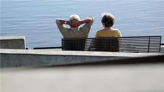 Seniorinnen und Senioren in Schleswig-Holstein haben im vergangenen Jahr nach Angaben des Statistikamts Nord im Schnitt 17.700 Euro Rente erhalten. (Symbolbild)