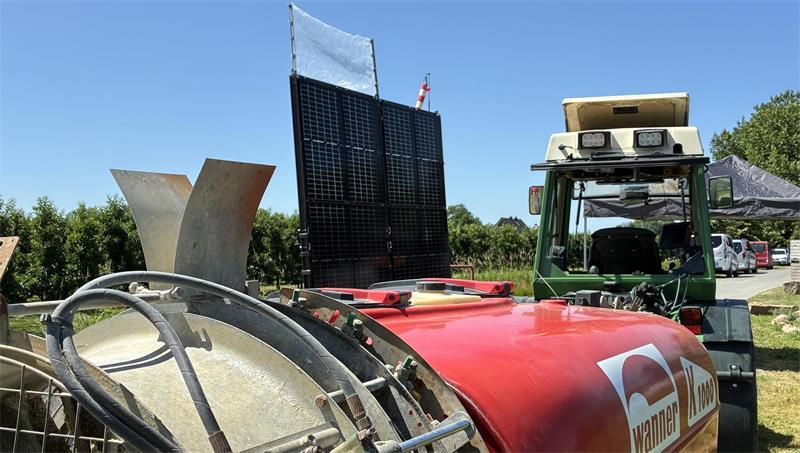 Senkrechte Photovoltaik-Module sollen nicht nur Energie liefern und Treibhausgasemissionen reduzieren, sondern - wie bei den hohen Hecken - die ohnehin schon minimierte Abdrift von Pflanzenschutzmitteln reduzieren.