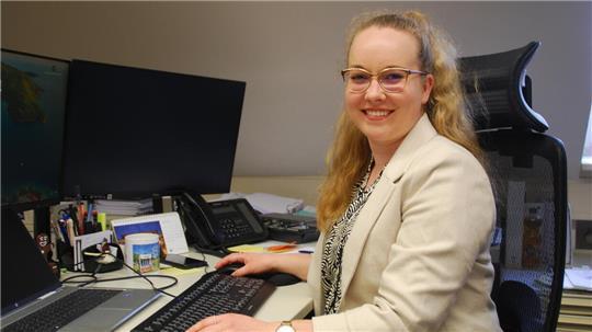 Senkrechtstarter: Charlotte Richter an ihrem Schreibtisch im Bauamt im Apenser Rathaus.