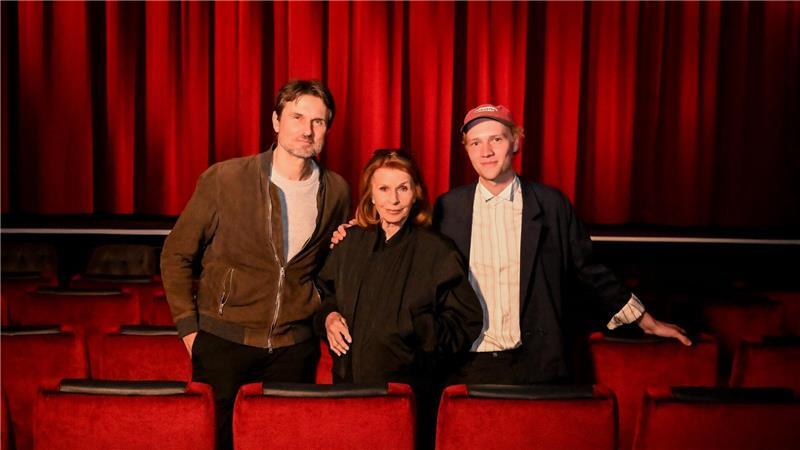 Senta Berger (M) macht Urlaub von der Reha - im Kino mit ihrem Sohn Simon Verhoeven (l) und dem Schauspieler Bruno Alexander (r). 