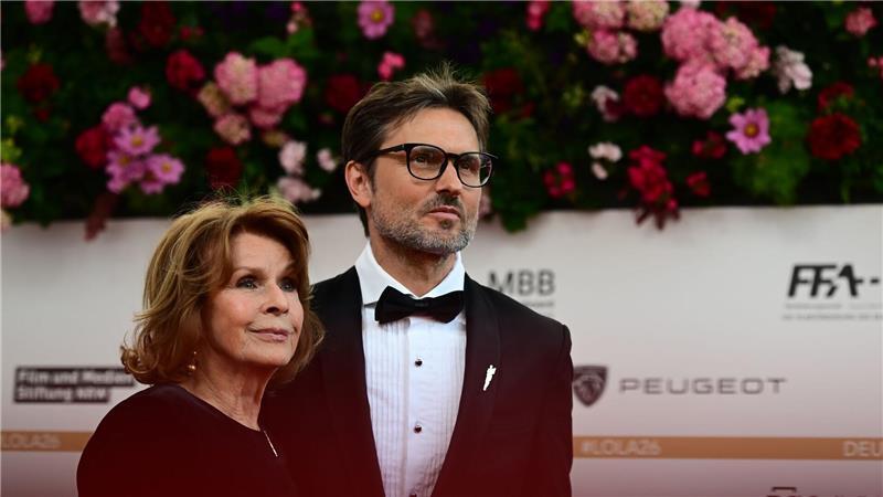 Senta Berger und Sohn Simon Verhoeven zusammen auf dem roten Teppich.