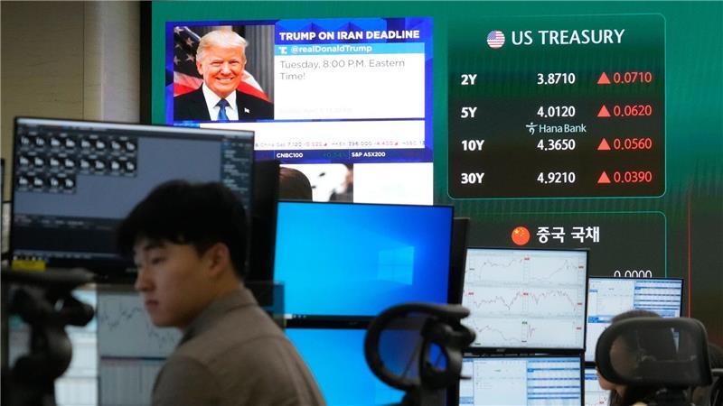 Seoul (Südkorea): Trump auf dem Monitor, während im Devisenhandelssaal der Hana Bank gehandelt wird.