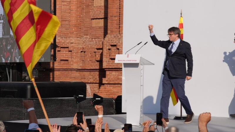 Separatistenführer Carles Puigdemont am Donnerstag bei seinem Kurzauftritt in Barcelona. Am nächsten Tag schrieb er auf X, er sei wieder in Belgien. (Archivbild)