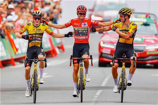 Sepp Kuss (M), Jonas Vingegaard (l) und Primoz Roglic gewannen in diesem Jahr alle drei großen Landesrundfahrten für Jumbo-Visma.
