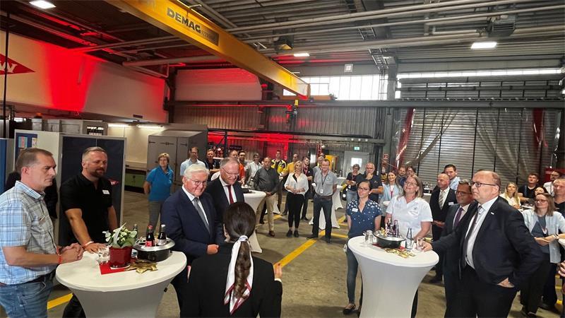 Sönke Hartlef: Das bewegte Leben des Stader Bürgermeisters in Bildern September 2024: Begegnung mit Bundespräsident Frank-Walter Steinmeier und Ministerpräsident Olaf Lies auf dem Gelände von Dow im Industriepark.