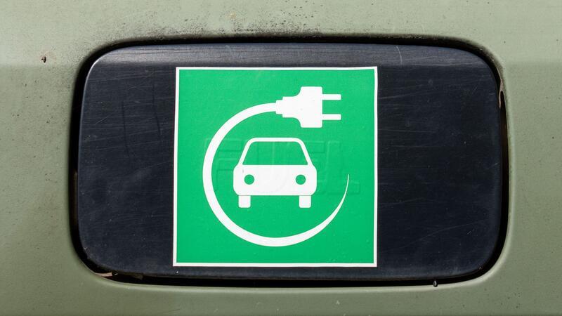 Serbien macht Weg frei für umfangreiche Lithium-Förderung Serbien macht den Weg frei für den Abbau von Lithium , das für die Produktion von Elektro-Autos wichtig ist.