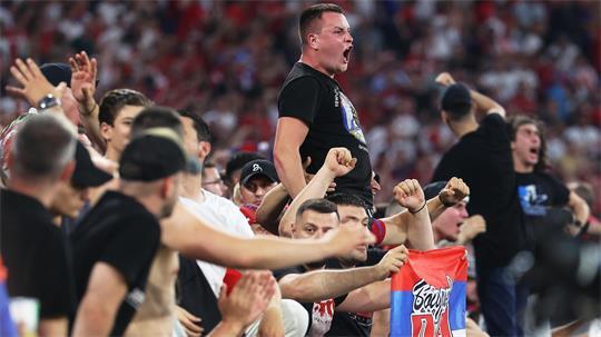 Serbisch Fußballfans auf der Tribüne.