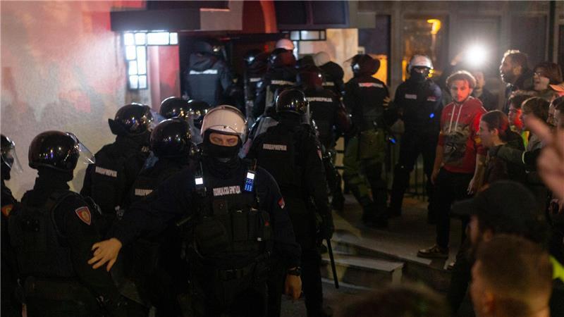 Serbische Polizisten betreten das Gebäude des öffentlichen Rundfunks RTS während Studenten das Gebäude im Zentrum von Belgrad, Serbien, blockieren.