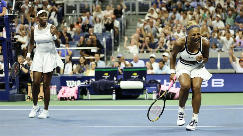 Serena Williams und Venus Williams jubeln nach einem Punktgewinn bei den US Open.