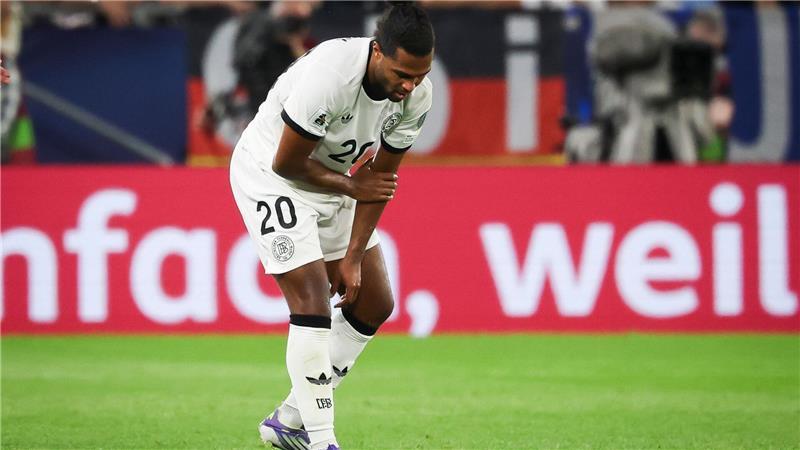 Nach Armverletzung: Gnabry gegen Nordirland einsatzfähig Serge Gnabry fasst sich in Bratislava an den verletzten linken Arm.