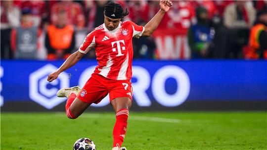 Serge Gnabry gegen Real Madrid in Aktion - nun fällt der Nationalspieler lange aus. (Archivbild)