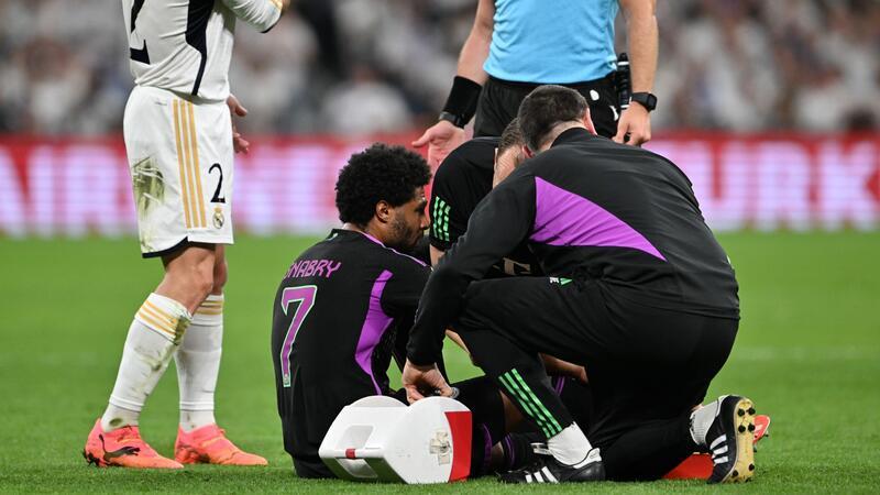 Serge Gnabry musste verletzt ausgewechselt werden.