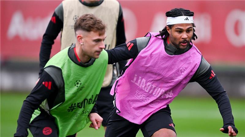 Serge Gnabry (r), hier beim Abschlusstraining neben Joshua Kimmich in Aktion, meldet sich einsatzbereit.