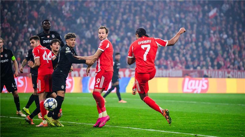 „Sehr froh“: Großes Bayern-Comeback nach Kimmich-Eigentor Serge Gnabry (r) traf zum 1:1.