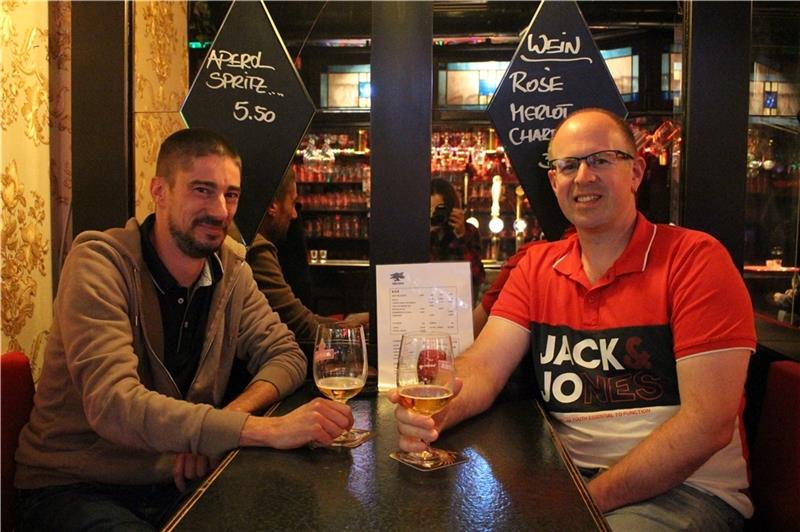 Serge Jacobs (links) und Marc Ugen aus Luxemburg sind geschäftlich in Buxtehude und verbringen den Abend im „Bier-Baum“.