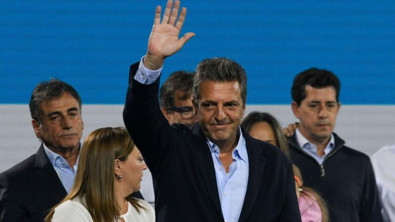 Künftiger Präsident: Milei will Argentinien umkrempeln Sergio Massa gesteht seine Niederlage gegen den Oppositionskandidaten Milei bei der Stichwahl um das Präsidentenamt ein.