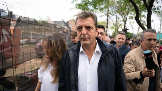 Sergio Massa kommt in einem Wahllokal in Buenos Aires an, um seine Stimme abzugeben.