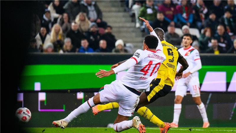 Serhou Guirassy (M) erzielt das 1:0 für Dortmund.