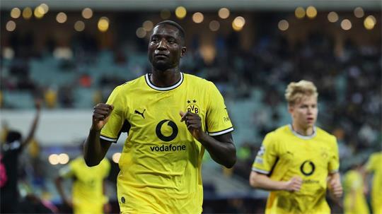 Serhou Guirassy bejubelt das frühe Führungstor des BVB.