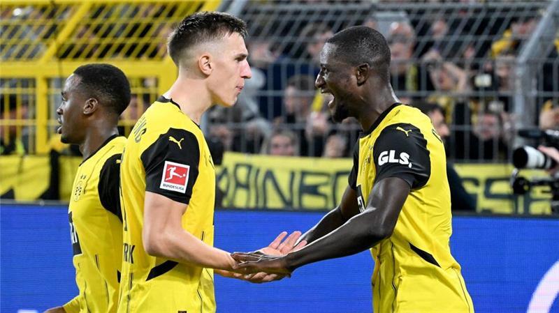 Serhou Guirassy (r) bescherte dem BVB mit seinem Tor einen knappen Sieg.