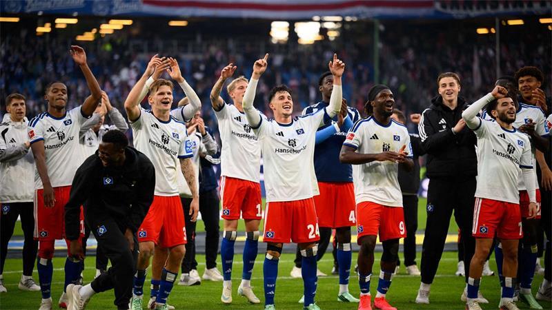 Seriensieger: Die Hamburger Spieler feiern das 1:0 über den VfB Stuttgart.
