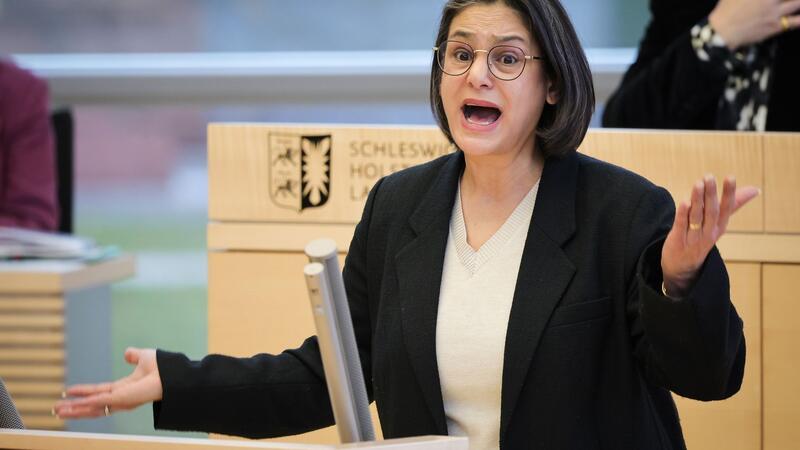 Serpil Midyatli (SPD), Fraktionsvorsitzende der SPD im Schleswig-Holsteinischen Landtag, spricht auf einer Sitzung des Landtags im Plenarsaal im Landeshaus.