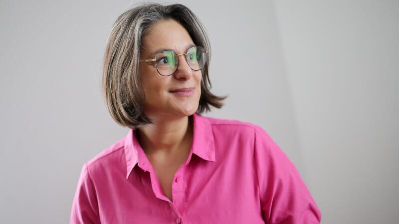 Serpil Midyatli (SPD), Fraktionsvorsitzende der SPD in Schleswig-Holstein, bei einem kurzen Fototermin vor einem Interview.