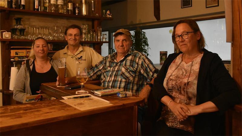 Servicekraft Nadine Göschel und Wirt Wolle mit den Stammgästen Frank Peters und Nicole Choritz-Hoops.