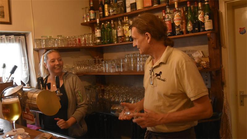 Geheimtipp „Oxbow Corner“: Rustikale Kneipe und frische Küche Servicekraft Nadine und ihr Chef Wolle arbeiten seit Jahren zusammen.