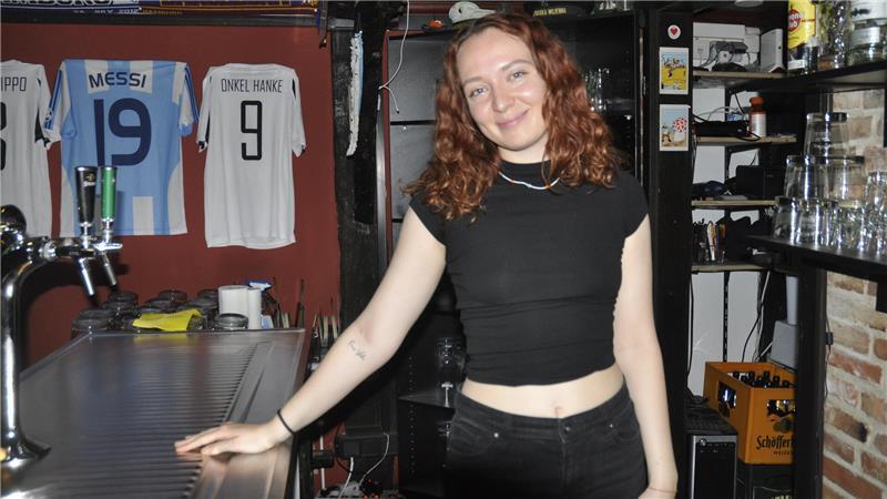 So geht Party in Buxtehude: Musik im Rebel‘s Choice bis spät in die Nacht Servicemitarbeiterin Jana Hecht bleibt auch bei Stress gelassen.