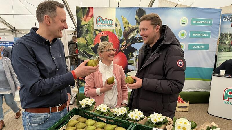 Setzen auch auf Birnen: Baumhändler Michael und Wiebke Ropers im Gespräch mit dem Obstbauern und Vermarkter Patrick Hauschildt (von links).