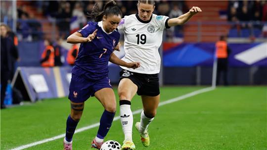 Wieder Klara Bühl: DFB-Frauen ziehen ins Finale ein Setzte sich am Ende entscheidend durch: Linksaußen Klara Bühl (r.) trifft auch im Rückspiel