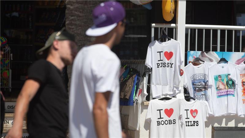 Sexistische Sprüche und Texte - am Ballermann scheint niemand damit ein Problem zu haben.
