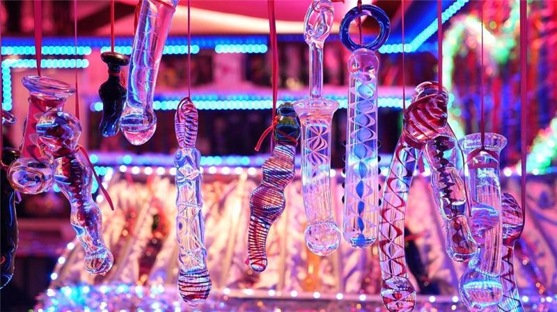 „Hamburgs geilster Weihnachtsmarkt“ Santa Pauli startet Sexspielzeuge aus Glas hängen in der Auslage eines Erotikstands.