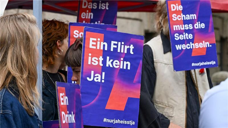 Sexuelle Handlungen sollten nach Vorstellungen von Bundesjustizministerin Hubig nur bei ausdrücklicher Zustimmung als einvernehmlich gelten - nach dem Prinzip „Nur Ja heißt Ja“.