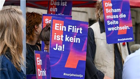 Sexuelle Handlungen sollten nach Vorstellungen von Bundesjustizministerin Hubig nur bei ausdrücklicher Zustimmung als einvernehmlich gelten - nach dem Prinzip „Nur Ja heißt Ja“.