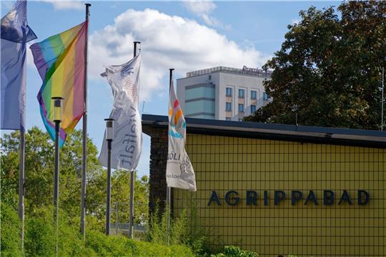 Sexueller Übergriff in einem Kölner Bad: Das mutmaßliche Opfer konnte sich aus der Situation befreien und Hilfe holen.