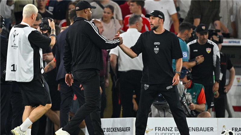Shake Hands der Trainer Vincent Kompany (l) und Sebastian Hoeneß nach dem Supercup-Duell zu Saisonbeginn. (Archivbild)
