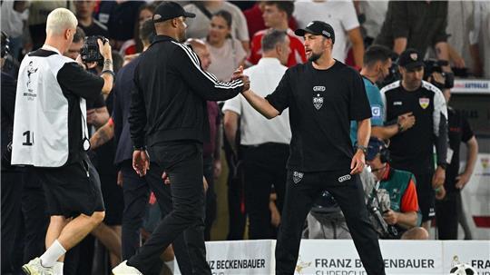 Shake Hands der Trainer Vincent Kompany (l) und Sebastian Hoeneß nach dem Supercup-Duell zu Saisonbeginn. (Archivbild)