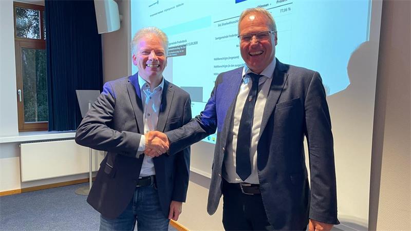 Shakehands des neuen und alten Hauptverwaltungschefs von Fredenbeck: Tim Siol (parteilos) und Matthias Hartlef.