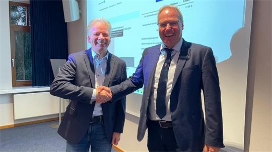 Shakehands des neuen und alten Hauptverwaltungschefs von Fredenbeck: Tim Siol (parteilos) und Matthias Hartlef.