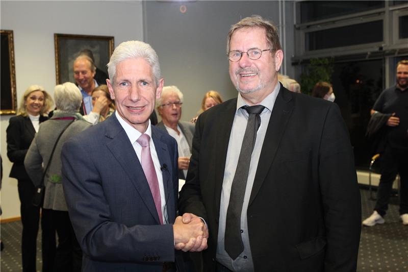 Landratswahl: Rainer Rempe in Harburg vor SPD-Herausforderer Shakehands im Kreishaus: Landrat Rainer Rempe (links) nimmt den Glückwunsch von SPD-Kandidat Michael Cramm entgegen. Foto: Landkreis Harburg