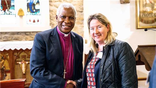 Shakehands mit Desmond Tutus Nachfolger: Birgit Butter trifft Erzbischof Thabo Makgoba in Kapstadt.
