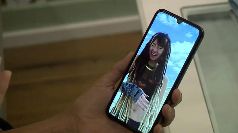 Familie von Shani Louk fordert mehr Unterstützung Shani Louks Tante Orly Louk zeigt ein Foto ihrer 22-jährigen Nichte. Die Familie verlangt von der Bundesregierung mehr Einsatz.